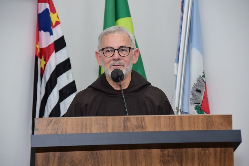 Galeria frei-haroldo-recebe-o-titulo-de-cidadao-penapolense